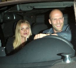 恋人を乗せ、笑顔で運転するステイサム