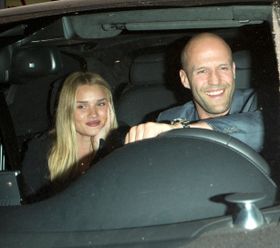 恋人を乗せ、笑顔で運転するステイサム