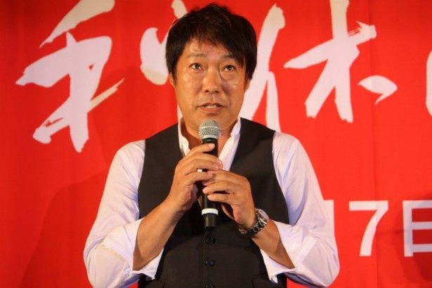 メガホンを取った田中光敏監督