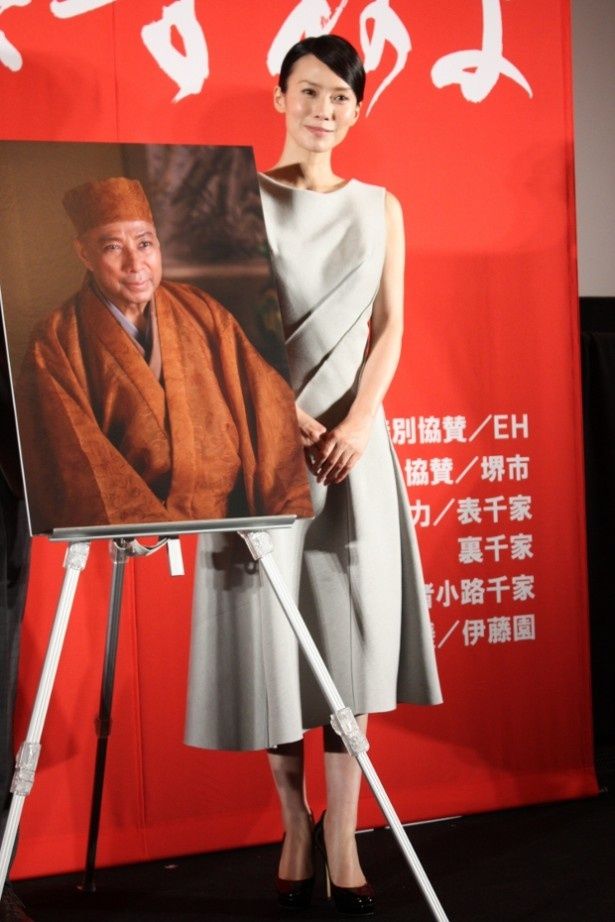 【写真を見る】中谷美紀は清楚なノースリーブのワンピースで登壇