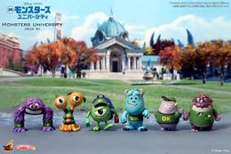 マイク、サリーと仲間たちのコスベイビー。全高約7センチ、首や手足が可動するので、ポーズをつけて楽しむことができる