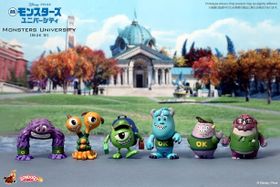 マイク、サリーと仲間たちのコスベイビー。全高約7センチ、首や手足が可動するので、ポーズをつけて楽しむことができる