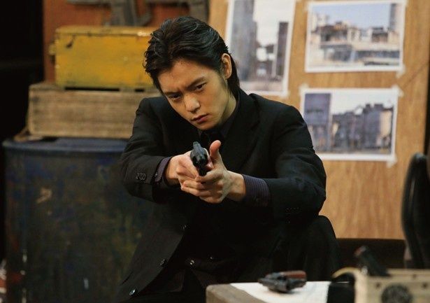 銃を構えるのは映画出演が相次ぐ窪田正孝