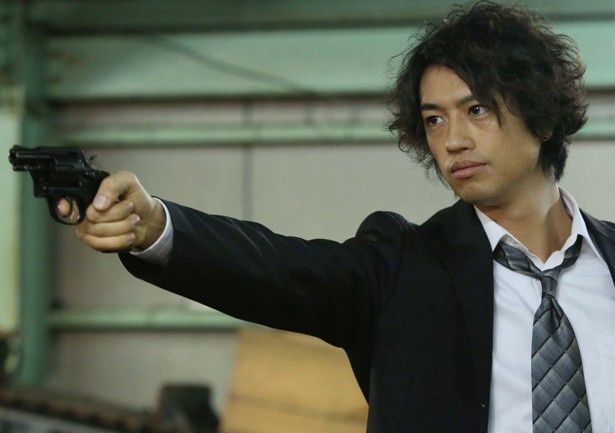 斎藤工は渡辺いっけいと一緒に事件を追う若手刑事役