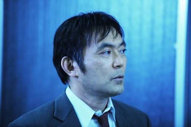 ベテラン俳優の渡辺いっけいは刑事役で登場