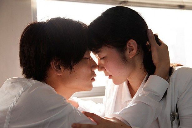 綾野演じる大瀧は、若手実力派女優・黒木華が扮する響子と恋に落ちる