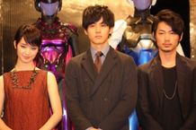 『ガッチャマン』の会見に出席した松坂桃李、綾野剛、剛力彩芽