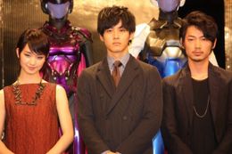 『ガッチャマン』の会見に出席した松坂桃李、綾野剛、剛力彩芽