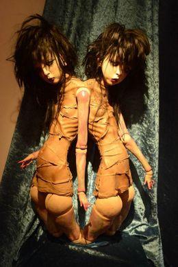 もう1人の自分が命をねらいにくる!?写真は劇中に登場するバイロケーション人形