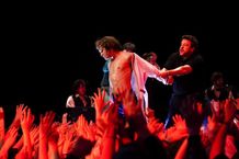 観衆の前で完璧なボディを披露したジェレミー・レニエ