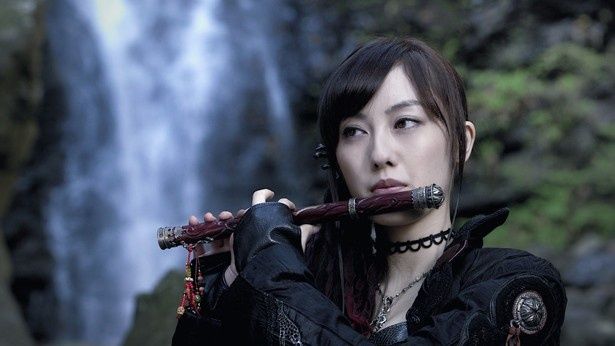【写真を見る】松山メアリ演じる烈花が半裸で捕らえられる!?