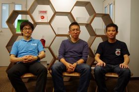 写真左よりカトキハジメ監督、安藤裕章監督、 森田修平監督