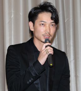 『シャニダールの花』初日に万感の思いを語った綾野剛