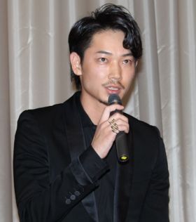 『シャニダールの花』初日に万感の思いを語った綾野剛