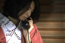 壁にもたれかかりながら電話をする姿も妙に色っぽい！