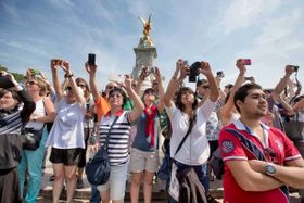 バッキンガム宮殿の前でロイヤルベビーを待ちわびる人々