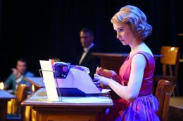 完璧な指さばきを披露する若手女優デボラ・フランソワ