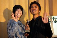 『さよなら渓谷』の大ヒットを喜ぶ真木よう子と大西信満