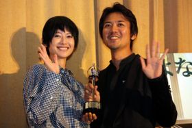 『さよなら渓谷』の大ヒットを喜ぶ真木よう子と大西信満