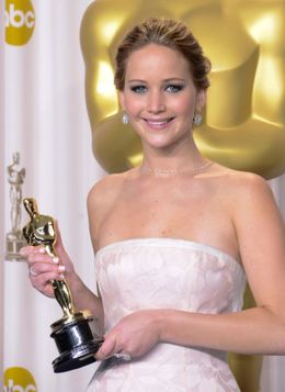 ジェニファー・ローレンスの手にあるオスカー像は実家へ！
