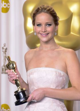 ジェニファー・ローレンスの手にあるオスカー像は実家へ！