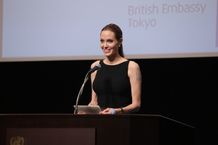 国連の親善大使も務める来日中のアンジーが性的暴力問題に提言！