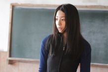 沢嶋同様に肌に密着したタイムスクープ社の純正スーツ姿に扮した夏帆