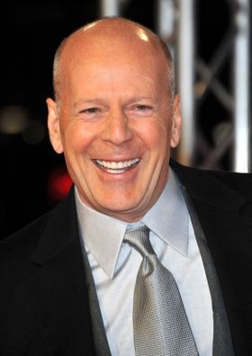 ブルース・ウィリスがバスローブ姿でインタビュー応対！