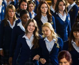 伝統ある女子寄宿学校を舞台に、ミステリアスな事態が続発！