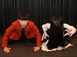 一緒に土下座(？)をする、『謝罪の王様』主演の阿部サダヲと『貞子3D2』の貞子