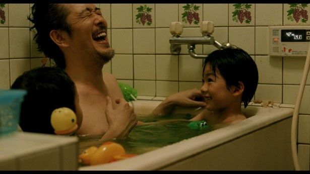 【写真を見る】福山とは対照的な父親を演じたリリー・フランキー
