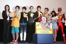 「劇場版　仮面ライダー―」「劇場版　獣電戦隊キョウリュウジャー―」の舞台あいさつより。写真左から、高山侑子、戸塚純貴、忍成修吾、陣内孝則ら