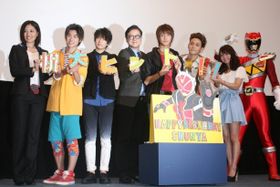 「劇場版　仮面ライダー―」「劇場版　獣電戦隊キョウリュウジャー―」の舞台あいさつより。写真左から、高山侑子、戸塚純貴、忍成修吾、陣内孝則ら