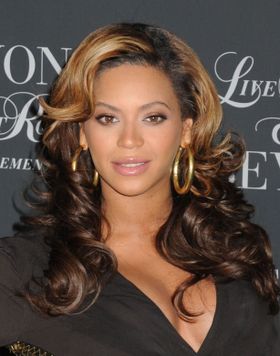 ビヨンセがトレンドマークのウェイビーロングヘアをばっさり!?