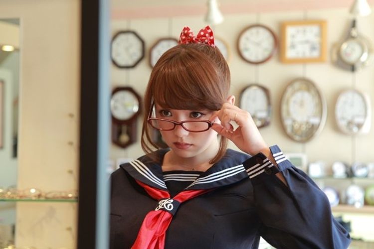 童顔ボインの魅力が倍増！Fカップアイドル・篠崎愛のセーラー服×メガネ姿が可愛すぎる