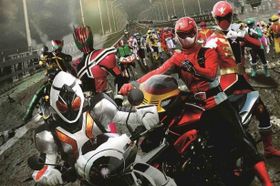 歴代のスーパーヒーローたちが大集結するさまは壮観！