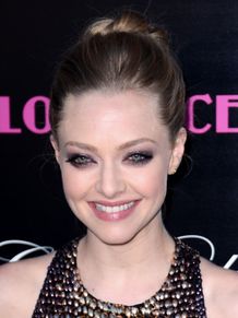 アマンダ・サイフリッドが新作『ラブレース(原題)』でトップレスを披露！