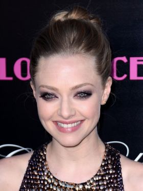 アマンダ・サイフリッドが新作『ラブレース(原題)』でトップレスを披露！