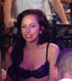 レディー・ガガ、今度は黒いレースのブラジャー姿で登場！