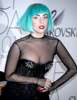 レディー・ガガがV誌で大胆トップレスを披露！