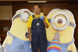 ガッツ石松がミニオンなりきりでバナナソングを披露