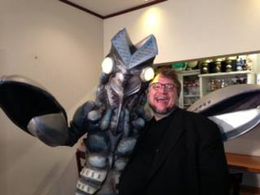 バルタン星人の前でご満悦なギレルモ・デル・トロ監督