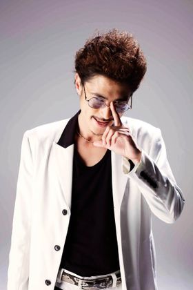 キャバクラのオーナー役で出演する窪塚洋介。チンピラ風の出立ちがよく似合う！