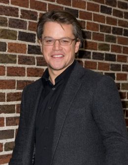 『テッド』(02)のマーク・ウォールバーグと間違えられてファンにサインを求められるマット・デイモン