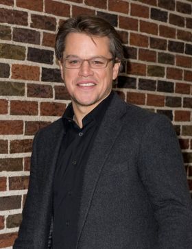 『テッド』(02)のマーク・ウォールバーグと間違えられてファンにサインを求められるマット・デイモン