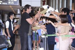 成田空港にはファン800人以上が押し寄せた。遠くは四国・香川から駆けつけたファンもいたとか