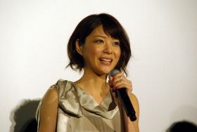 松本潤、三木孝浩監督と共に完成披露試写会の舞台挨拶に登壇した上野樹里
