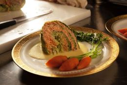 キャベツの葉の間にサーモンをはさみ込んだ「キャベツとサーモンのファルシ」