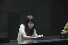怯える表情もキュートな有村架純の視線の先には？