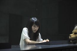 怯える表情もキュートな有村架純の視線の先には？